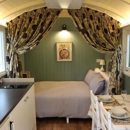 The Kestrel Shepherd Hut, Whitehouse Farm ستوماركت المظهر الخارجي الصورة